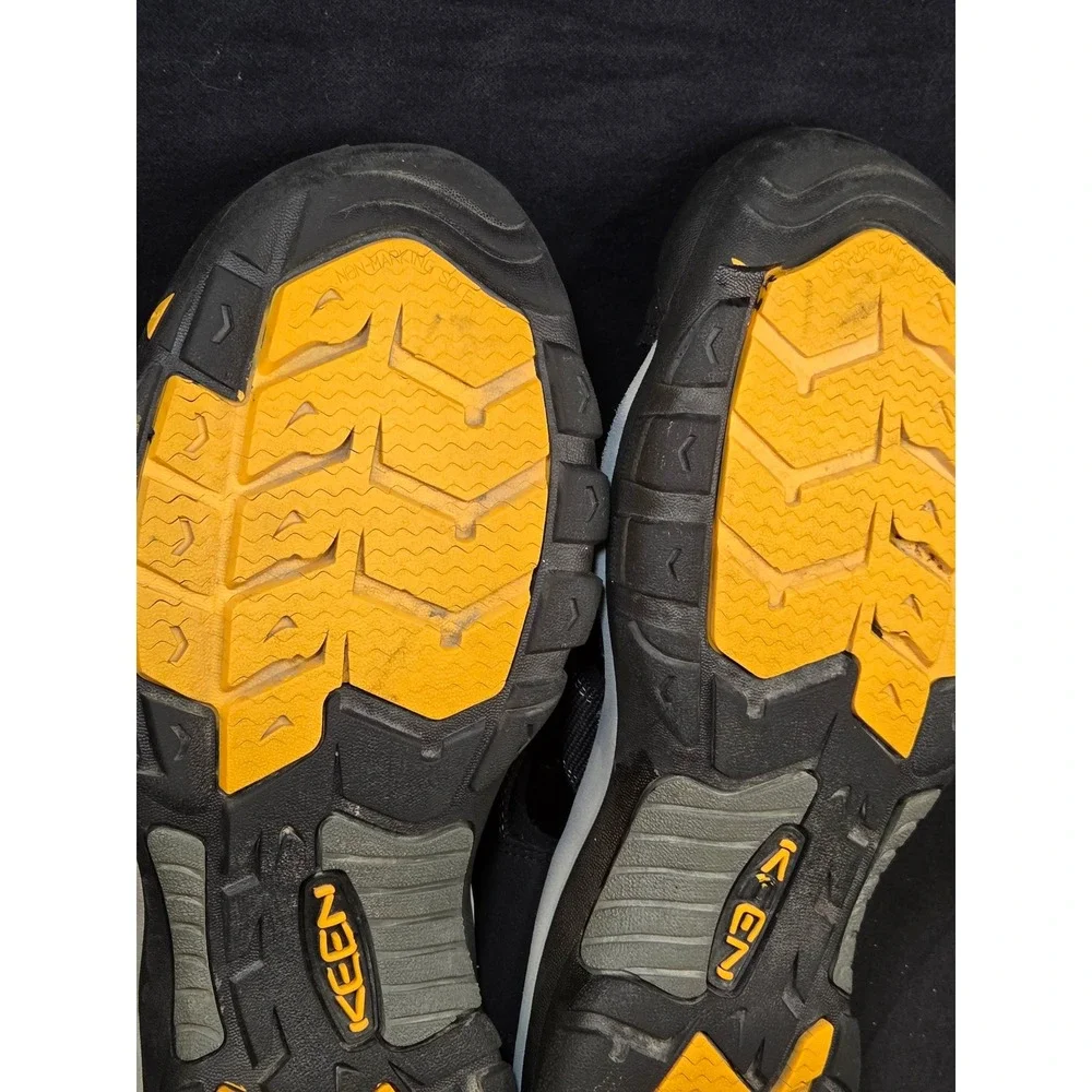 Keen ideal surfaces capture